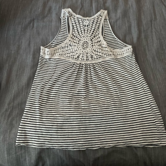 2 flowy tanks with crochet details - Picture 10 of 12